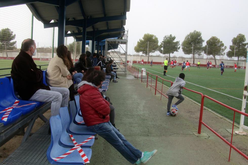 Público en el partido de Tercera División entre Huesca B y Cariñena.