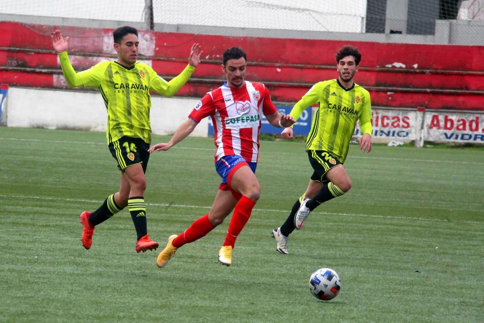 Público en el partido que ha enfrentado al Atlético Monzón con el Real Zaragoza Deportivo.