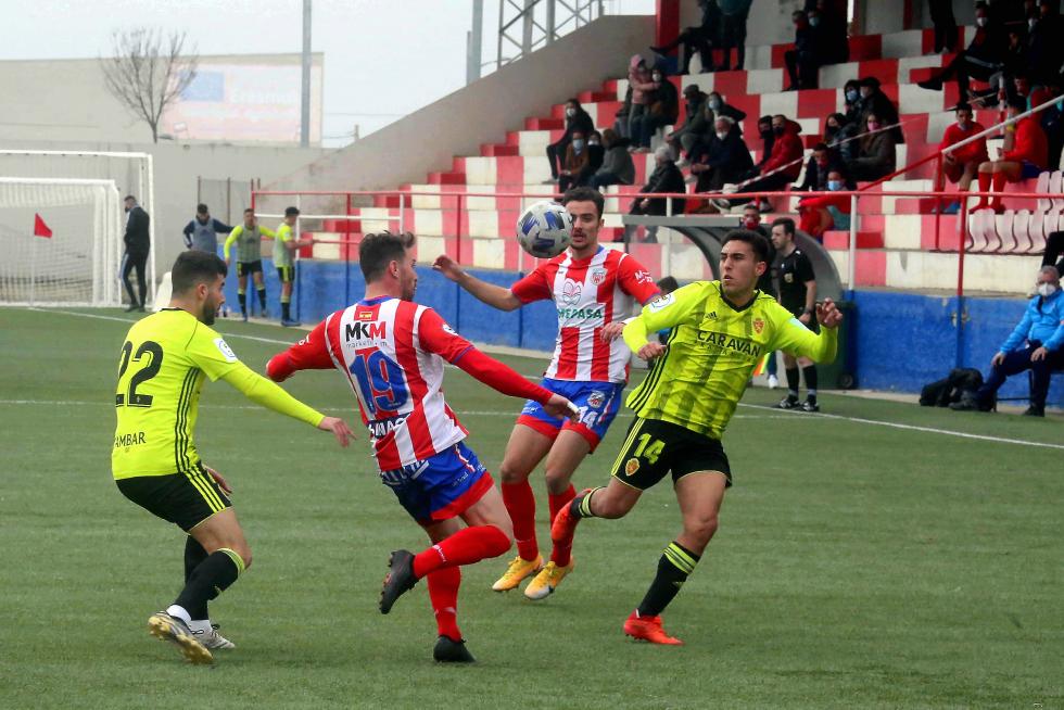 Público en el partido que ha enfrentado al Atlético Monzón con el Real Zaragoza Deportivo.