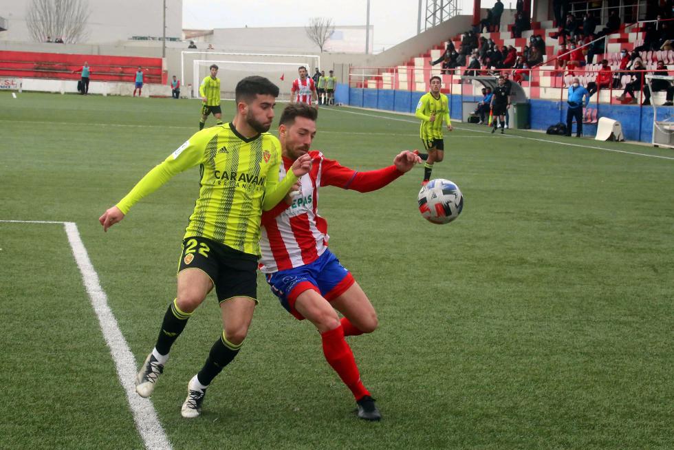 Público en el partido que ha enfrentado al Atlético Monzón con el Real Zaragoza Deportivo.