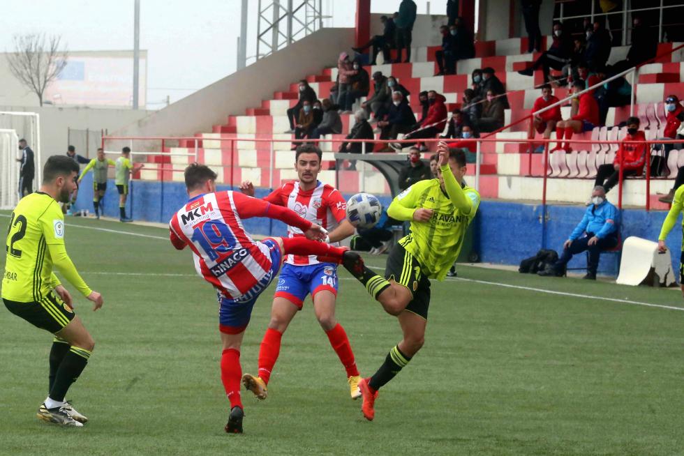 Público en el partido que ha enfrentado al Atlético Monzón con el Real Zaragoza Deportivo.