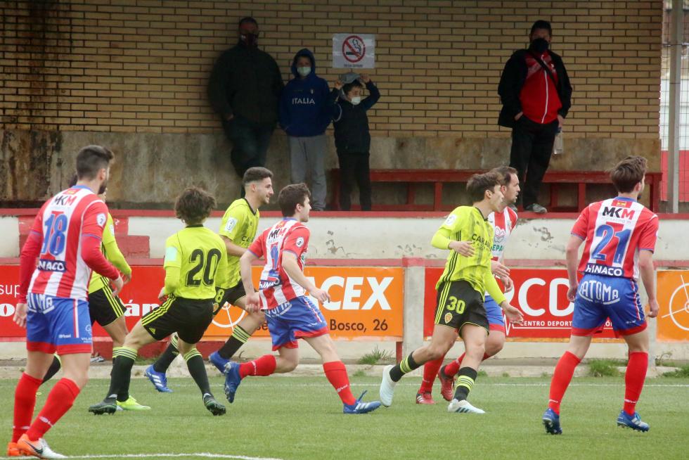 Público en el partido que ha enfrentado al Atlético Monzón con el Real Zaragoza Deportivo.