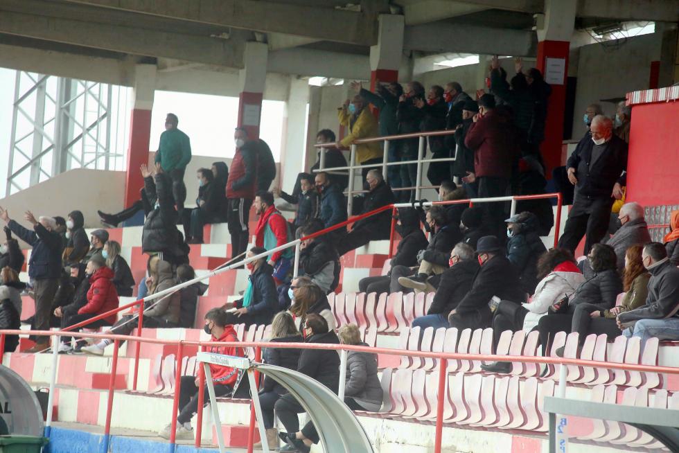 Público en el partido que ha enfrentado al Atlético Monzón con el Real Zaragoza Deportivo.
