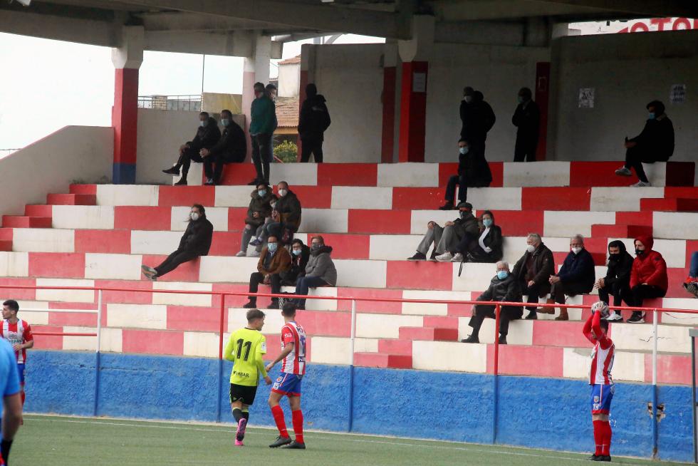 Público en el partido que ha enfrentado al Atlético Monzón con el Real Zaragoza Deportivo.