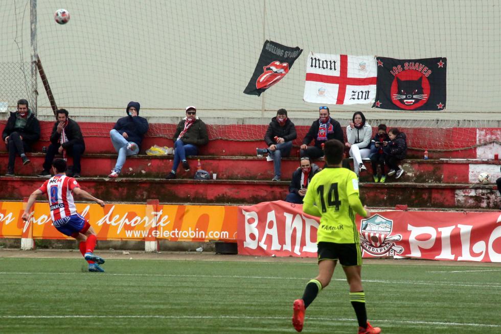 Público en el partido que ha enfrentado al Atlético Monzón con el Real Zaragoza Deportivo.