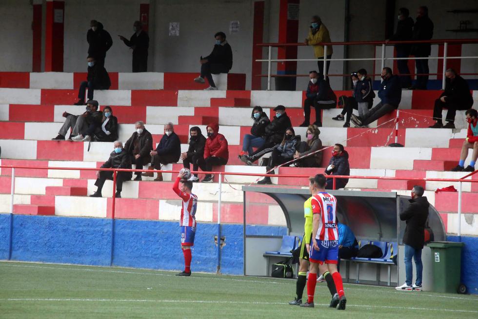 Público en el partido que ha enfrentado al Atlético Monzón con el Real Zaragoza Deportivo.