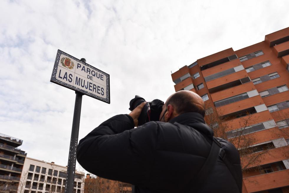 Colocación de la placa en el Parque de las Mujeres de Zaragoza