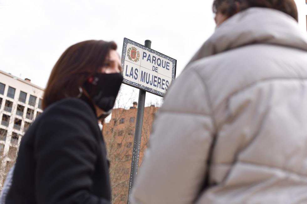 Colocación de la placa en el Parque de las Mujeres de Zaragoza