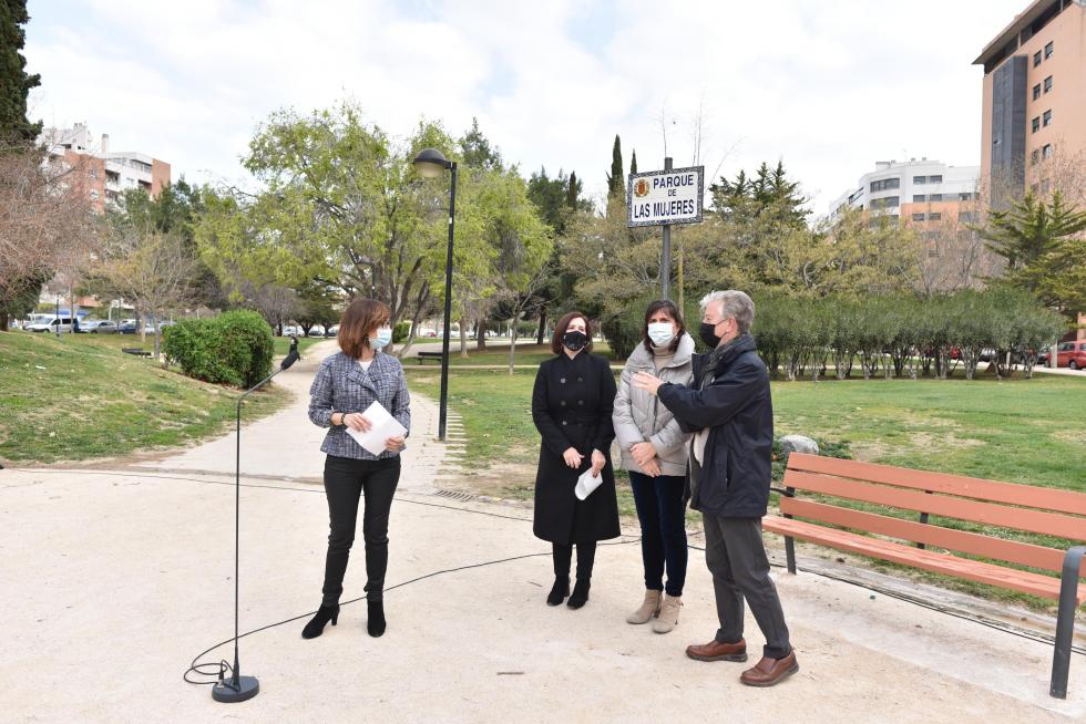 Colocación de la placa en el Parque de las Mujeres de Zaragoza