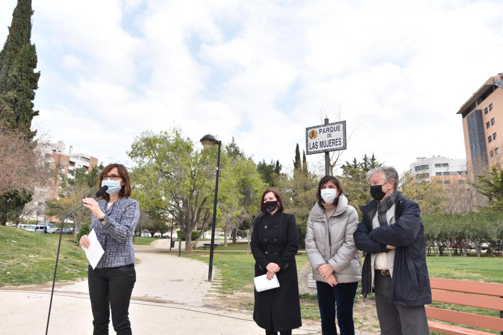 Colocación de la placa en el Parque de las Mujeres de Zaragoza