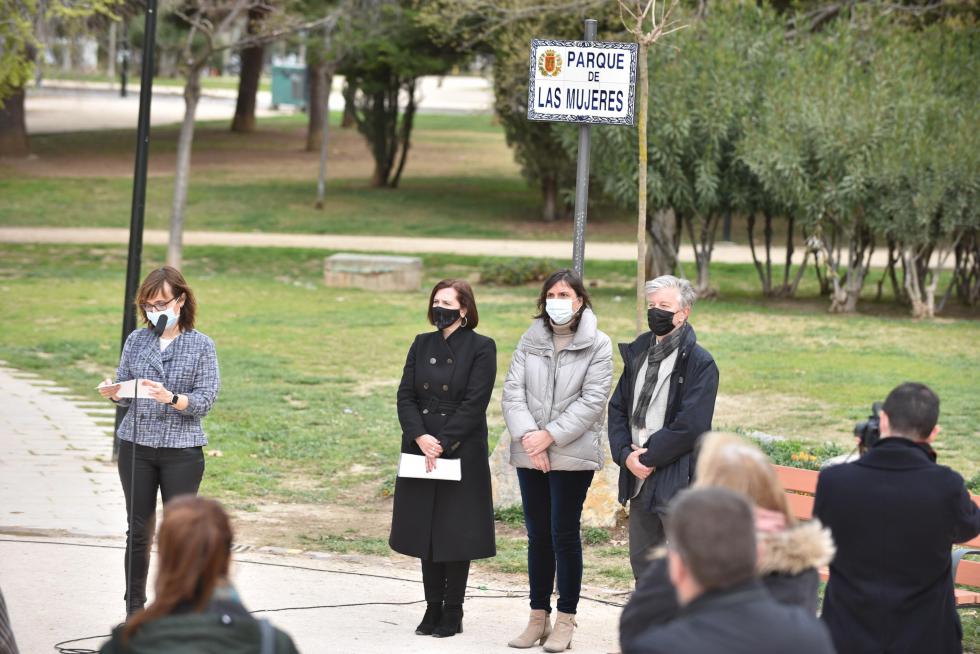 Colocación de la placa en el Parque de las Mujeres de Zaragoza