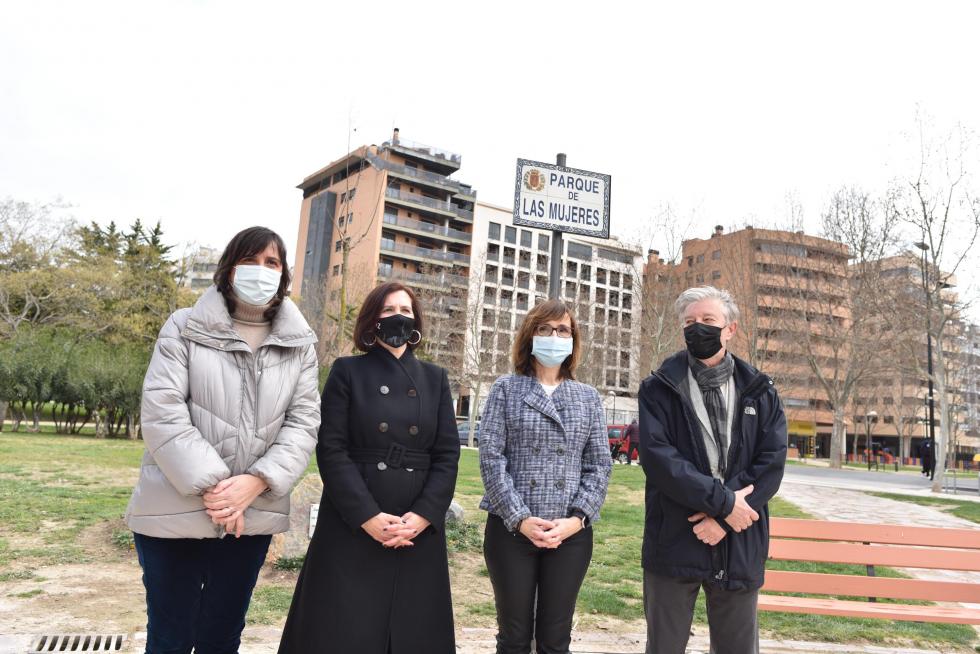 Colocación de la placa en el Parque de las Mujeres de Zaragoza