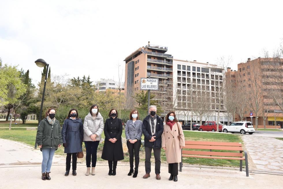 Colocación de la placa en el Parque de las Mujeres de Zaragoza