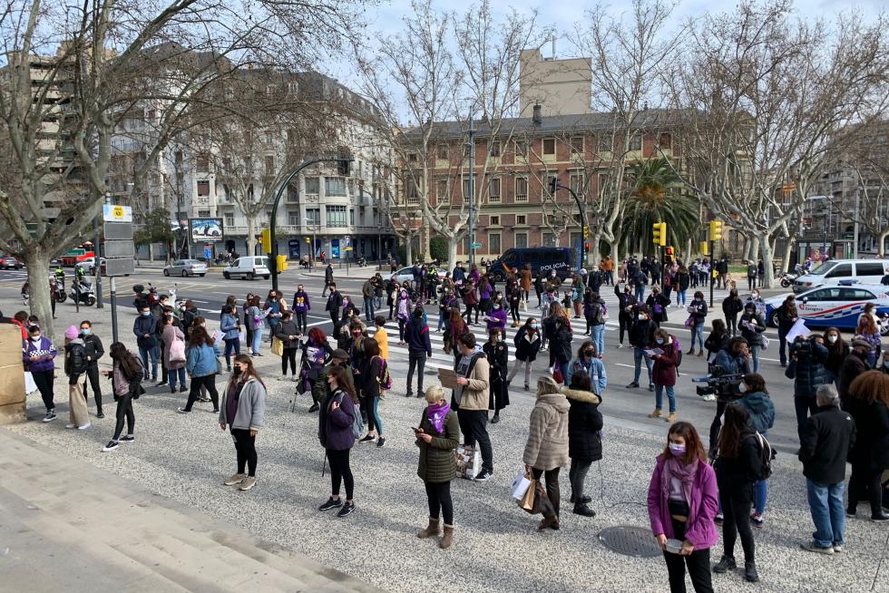 Concentración ante el Paraninfo con motivo del 8-M
