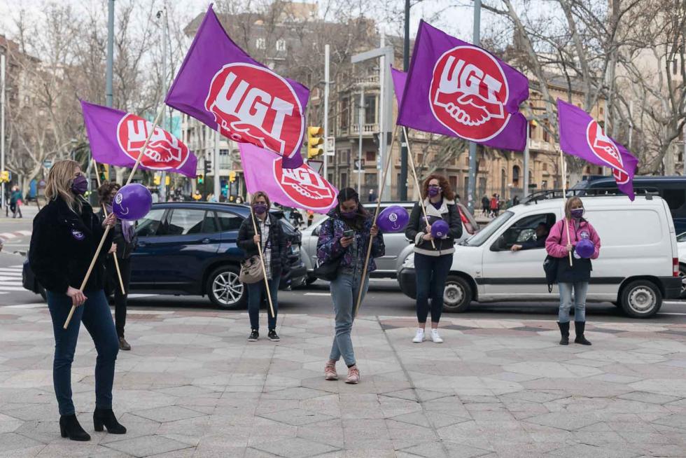 Concentración por el Día de la Mujer organizada por UGT y CC. OO en Zaragoza.