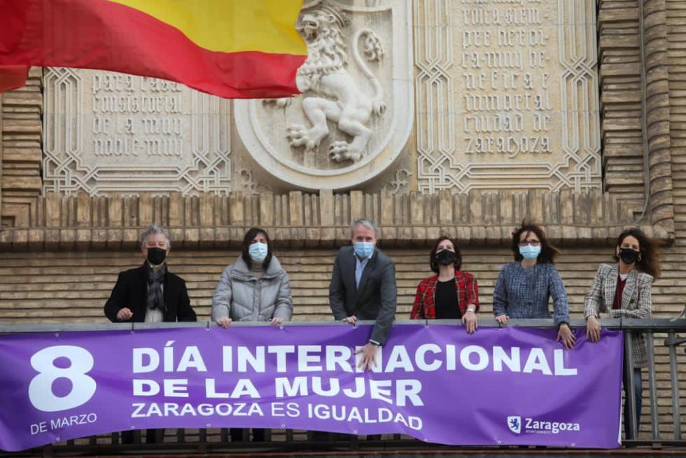 Imágenes de la colocación de la pancarta en el Ayuntamiento de Zaragoza, en la que han participado todos los grupos municipales excepto Vox y Podemos.