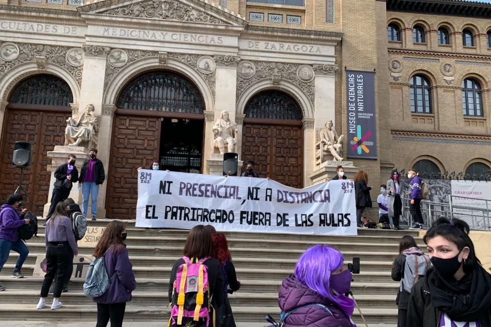 Pancarta ante el Paraninfo de Zaragoza con motivo del 8-M