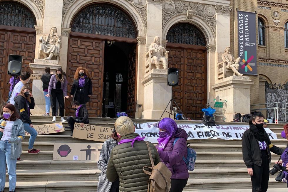 Preparativos de la concentración del 8-M ante el Paranifno de Zaragoza