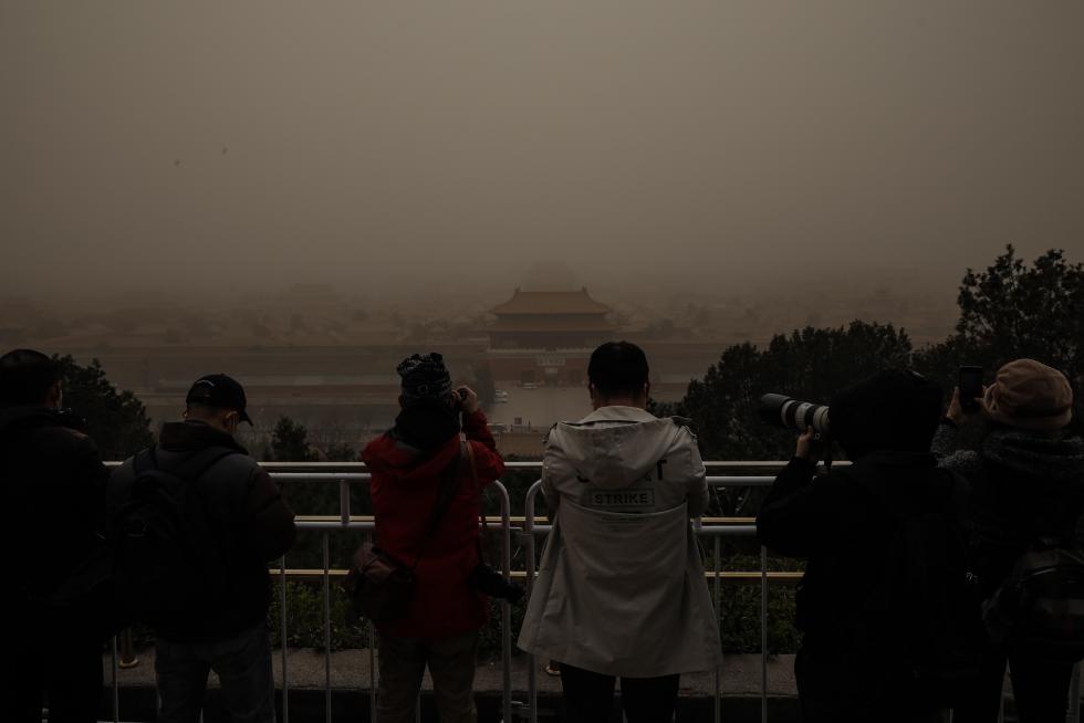 Beijing (China), 15/03/2021.- A view shows the skyline affected by a sandstorm, in Beijing, China, 15 March 2021. According to the National Meteorological Center, floating sand and dust are expected to sweep of China's Xinjiang, Inner Mongolia, Heilongjiang, Jilin, Liaoning, Gansu, Ningxia, Shaanxi, Shanxi, Hebei, Beijing and Tianjin. EFE/EPA/WU HONG Air pollution due to sandstorm in Beijing