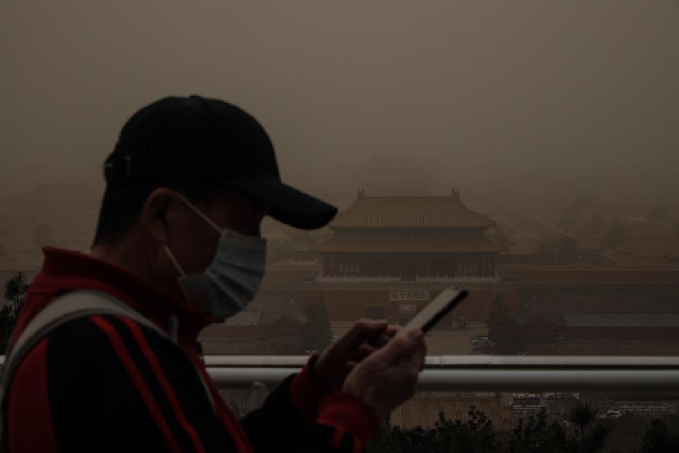 Beijing (China), 15/03/2021.- People take photos to the Forbidden City, as seen from a viewing deck of Jingshan Park, as the area is affected by a sandstorm, in Beijing, China, 15 March 2021. According to the National Meteorological Center, floating sand and dust are expected to sweep of China's Xinjiang, Inner Mongolia, Heilongjiang, Jilin, Liaoning, Gansu, Ningxia, Shaanxi, Shanxi, Hebei, Beijing and Tianjin. EFE/EPA/WU HONG Air pollution due to sandstorm in Beijing
