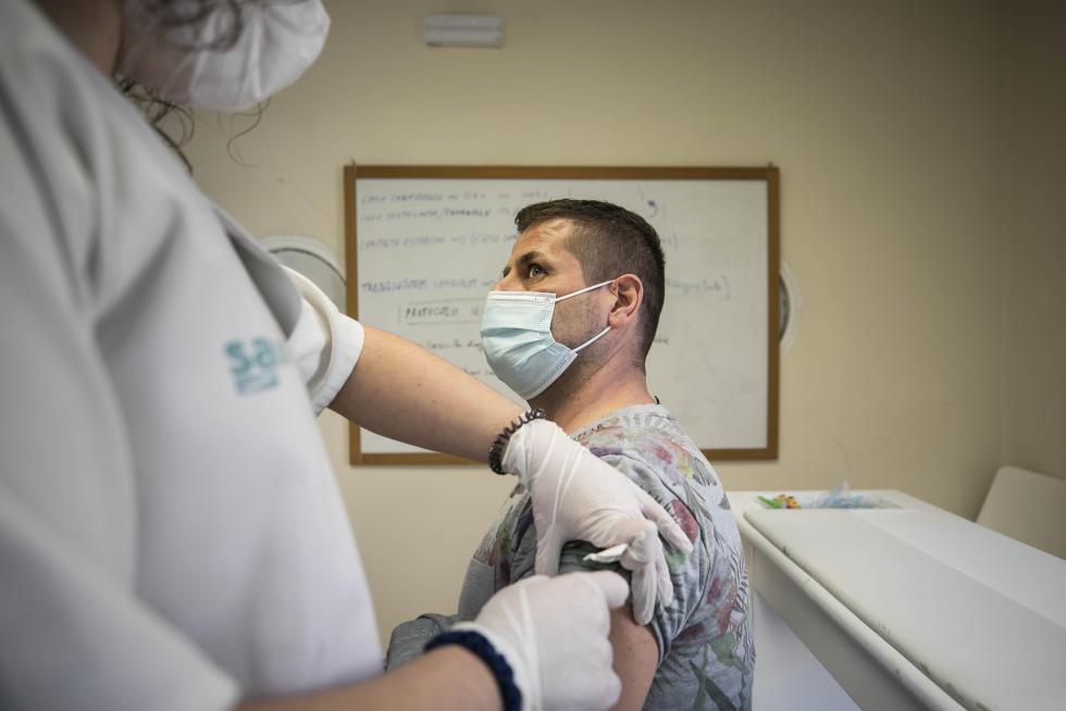 La suspensión de la vacuna de Astra Zeneca sorprendió al punto de vacunación de Bombarda en pleno proceso.