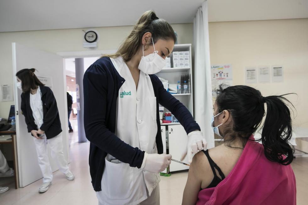 La suspensión de la vacuna de Astra Zeneca sorprendió al punto de vacunación de Bombarda en pleno proceso.