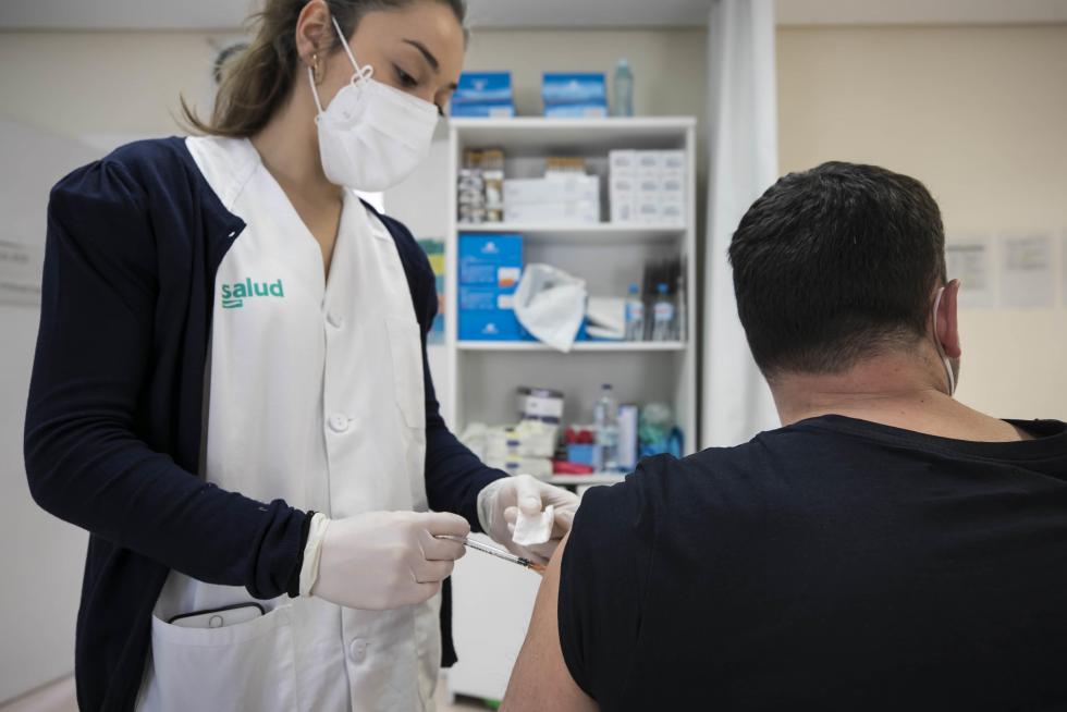 La suspensión de la vacuna de Astra Zeneca sorprendió al punto de vacunación de Bombarda en pleno proceso.