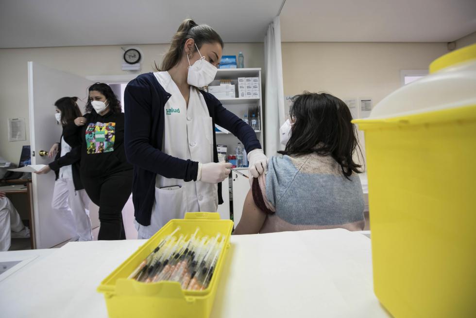 La suspensión de la vacuna de Astra Zeneca sorprendió al punto de vacunación de Bombarda en pleno proceso.