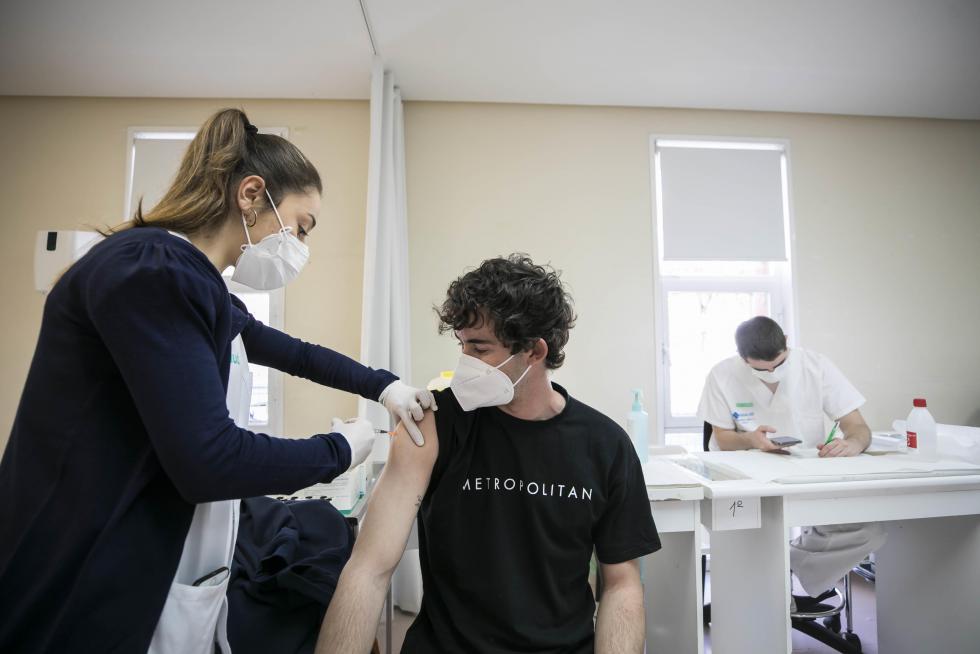 La suspensión de la vacuna de Astra Zeneca sorprendió al punto de vacunación de Bombarda en pleno proceso.