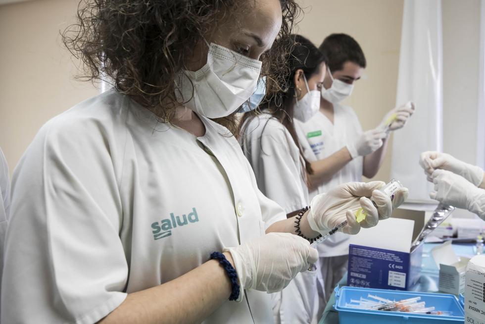 La suspensión de la vacuna de Astra Zeneca sorprendió al punto de vacunación de Bombarda en pleno proceso.