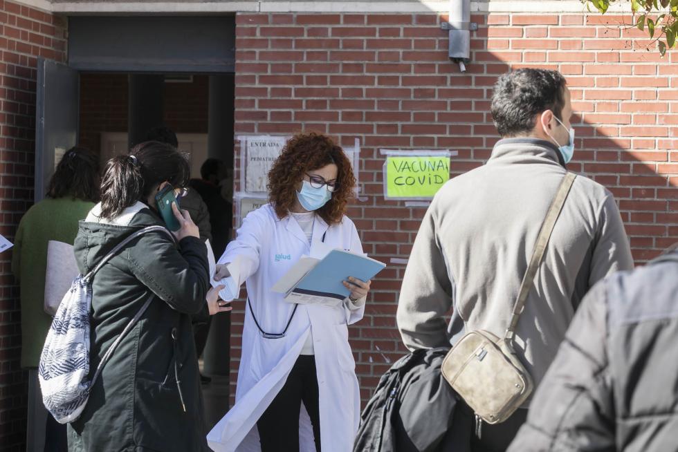 La suspensión de la vacuna de Astra Zeneca sorprendió al punto de vacunación de Bombarda en pleno proceso.