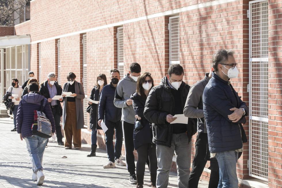 La suspensión de la vacuna de Astra Zeneca sorprendió al punto de vacunación de Bombarda en pleno proceso.