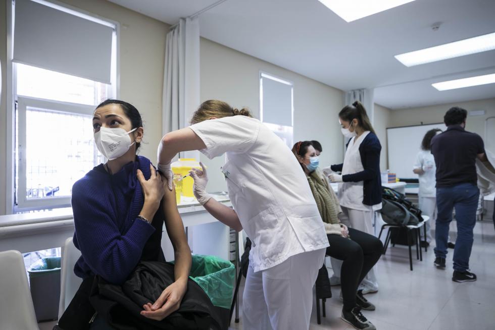 La suspensión de la vacuna de Astra Zeneca sorprendió al punto de vacunación de Bombarda en pleno proceso.