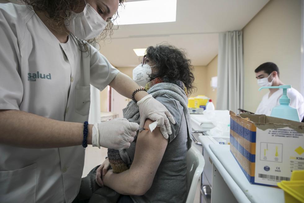 La suspensión de la vacuna de Astra Zeneca sorprendió al punto de vacunación de Bombarda en pleno proceso.