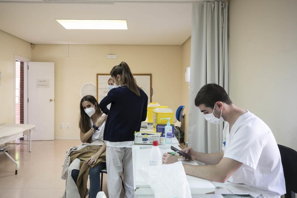 La suspensión de la vacuna de Astra Zeneca sorprendió al punto de vacunación de Bombarda en pleno proceso.