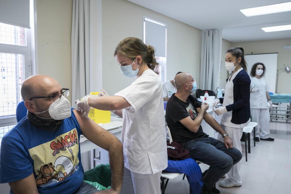 La suspensión de la vacuna de Astra Zeneca sorprendió al punto de vacunación de Bombarda en pleno proceso.