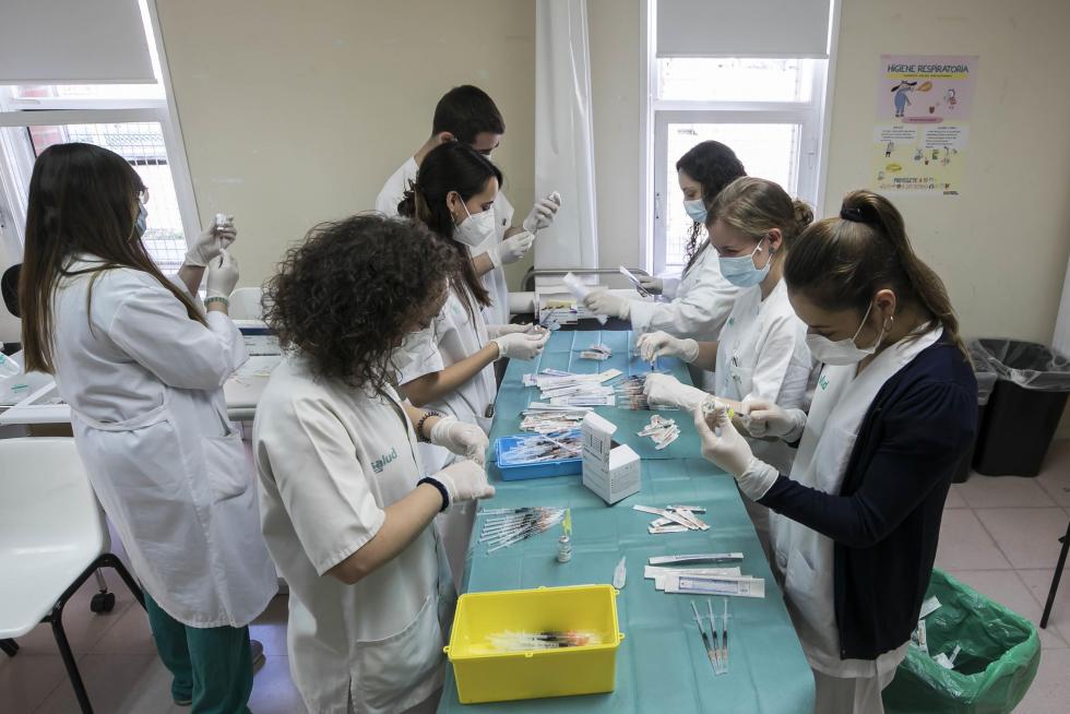 La suspensión de la vacuna de Astra Zeneca sorprendió al punto de vacunación de Bombarda en pleno proceso.