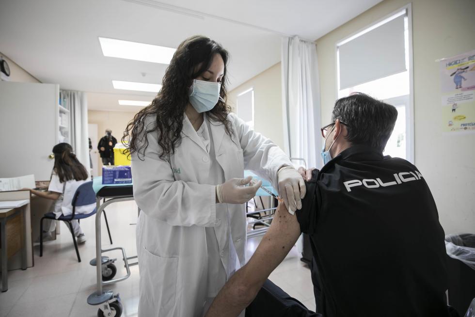 La suspensión de la vacuna de Astra Zeneca sorprendió al punto de vacunación de Bombarda en pleno proceso.