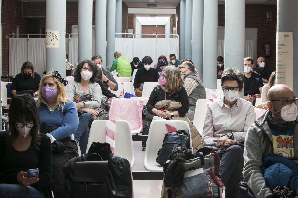 La suspensión de la vacuna de Astra Zeneca sorprendió al punto de vacunación de Bombarda en pleno proceso.