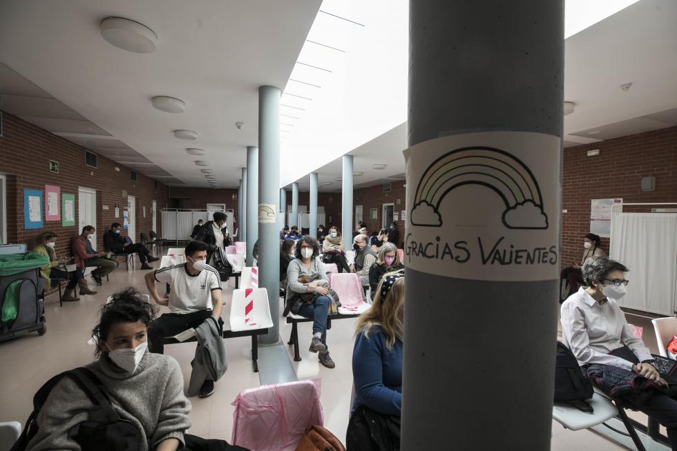 La suspensión de la vacuna de Astra Zeneca sorprendió al punto de vacunación de Bombarda en pleno proceso.