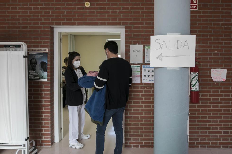 La suspensión de la vacuna de Astra Zeneca sorprendió al punto de vacunación de Bombarda en pleno proceso.