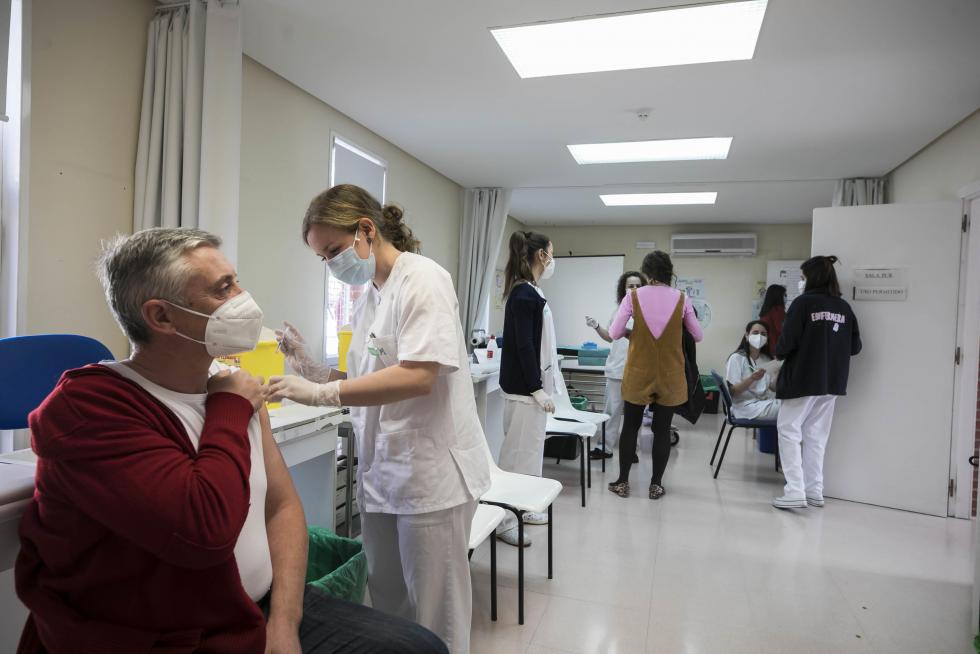 La suspensión de la vacuna de Astra Zeneca sorprendió al punto de vacunación de Bombarda en pleno proceso.
