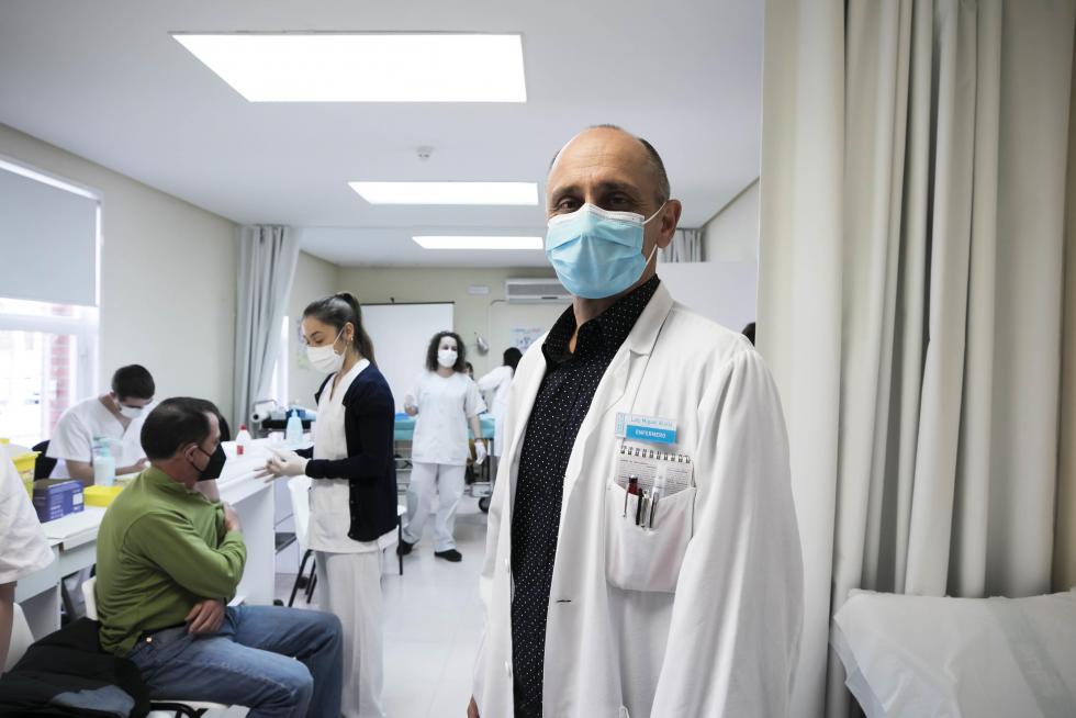 La suspensión de la vacuna de Astra Zeneca sorprendió al punto de vacunación de Bombarda en pleno proceso.