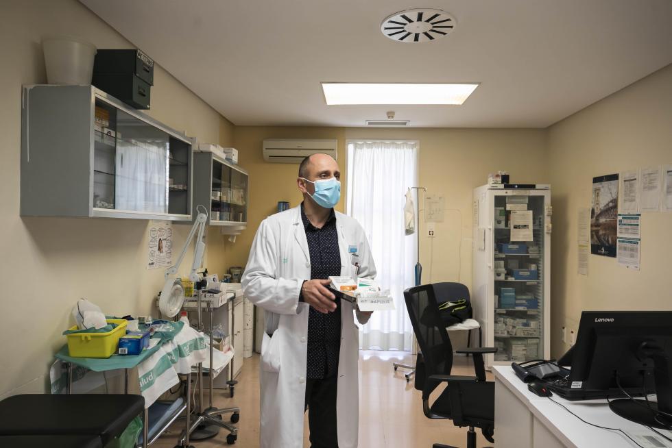 La suspensión de la vacuna de Astra Zeneca sorprendió al punto de vacunación de Bombarda en pleno proceso.