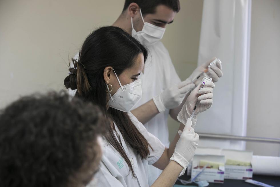 La suspensión de la vacuna de Astra Zeneca sorprendió al punto de vacunación de Bombarda en pleno proceso.