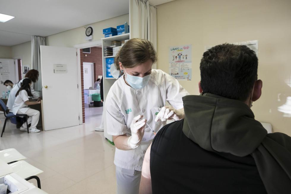 La suspensión de la vacuna de Astra Zeneca sorprendió al punto de vacunación de Bombarda en pleno proceso.