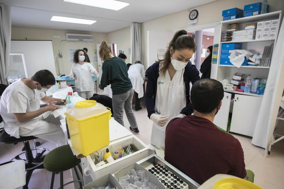 La suspensión de la vacuna de Astra Zeneca sorprendió al punto de vacunación de Bombarda en pleno proceso.