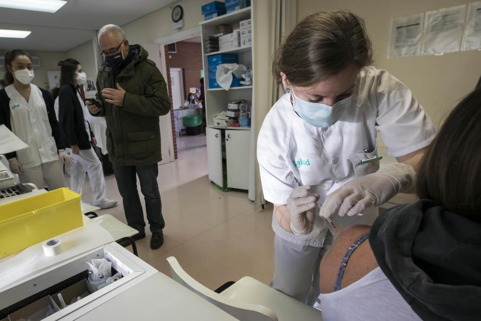 La suspensión de la vacuna de Astra Zeneca sorprendió al punto de vacunación de Bombarda en pleno proceso.