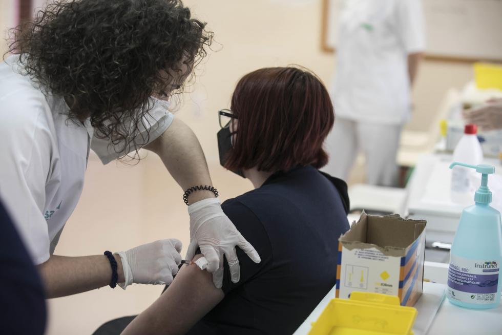 La suspensión de la vacuna de Astra Zeneca sorprendió al punto de vacunación de Bombarda en pleno proceso.