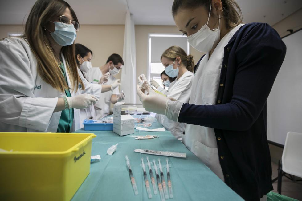 La suspensión de la vacuna de Astra Zeneca sorprendió al punto de vacunación de Bombarda en pleno proceso.
